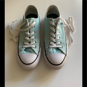 Women’s all-star Converse tennis shoes
